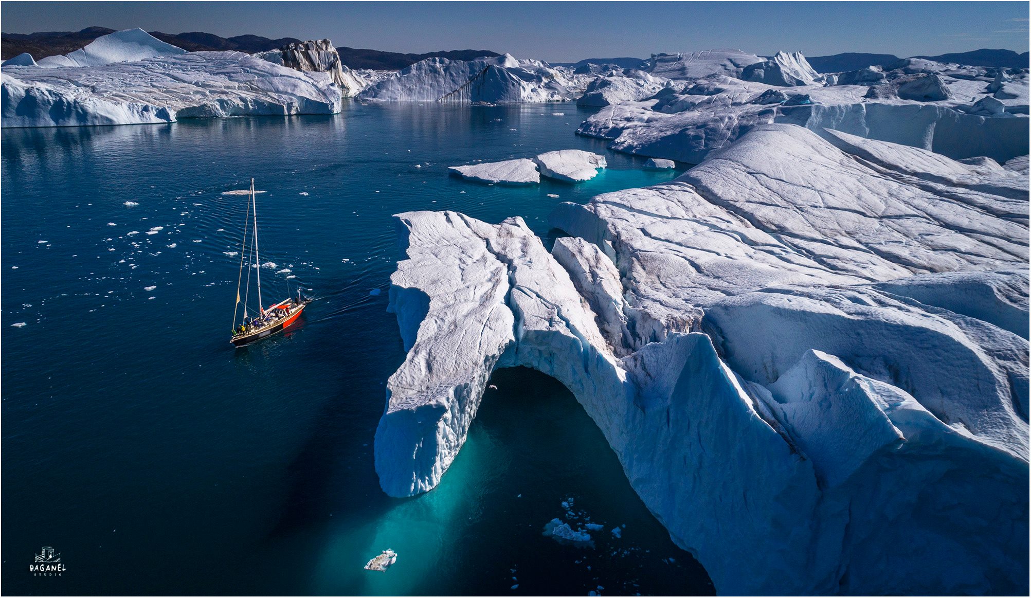 Размер северного океана. Парусник Айсберг Гренландия. История исследования океана Северного Ледовитого океана. Исландия Северный Ледовитый океан. Корабль в Северном Ледовитом океане.